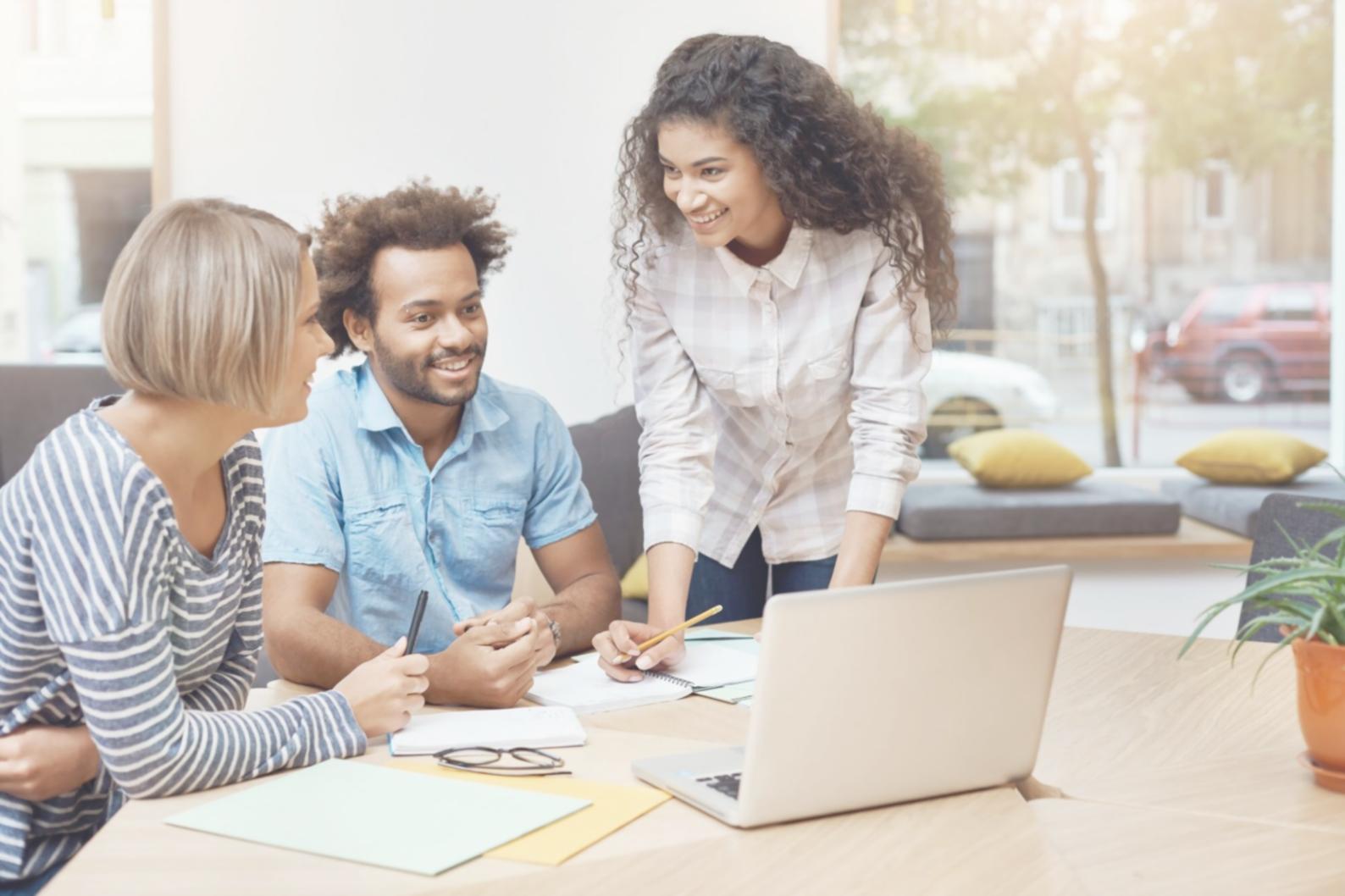 Equipo de leneriraaunona trabajando en análisis financiero