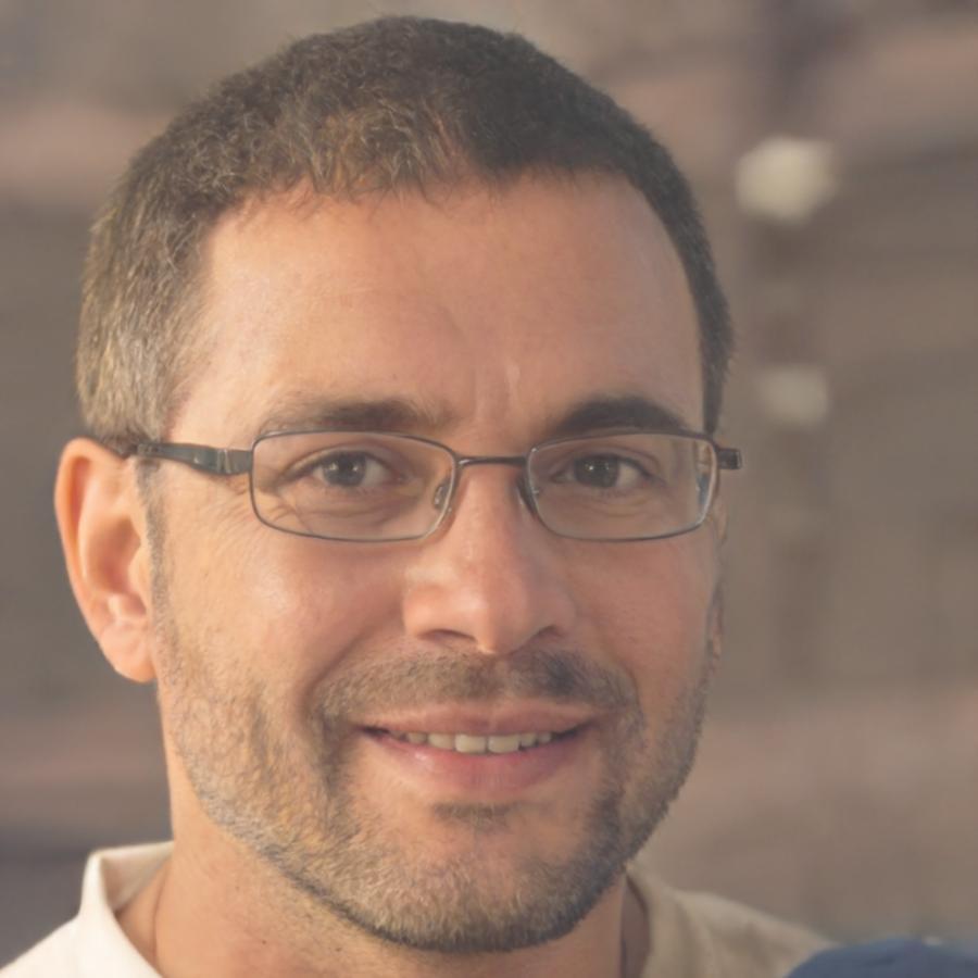 Retrato profesional de Hipólito Menéndez, experto en finanzas corporativas